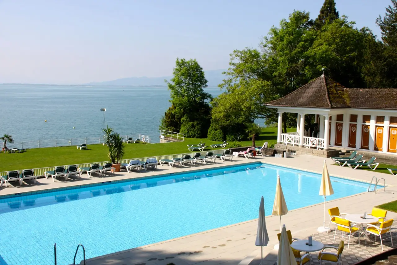 Hotel Bad Schachen in Lindau – Außenpool mit Liegewiese und Panoramablick auf den Bodensee | Wellnesshotel Bodensee