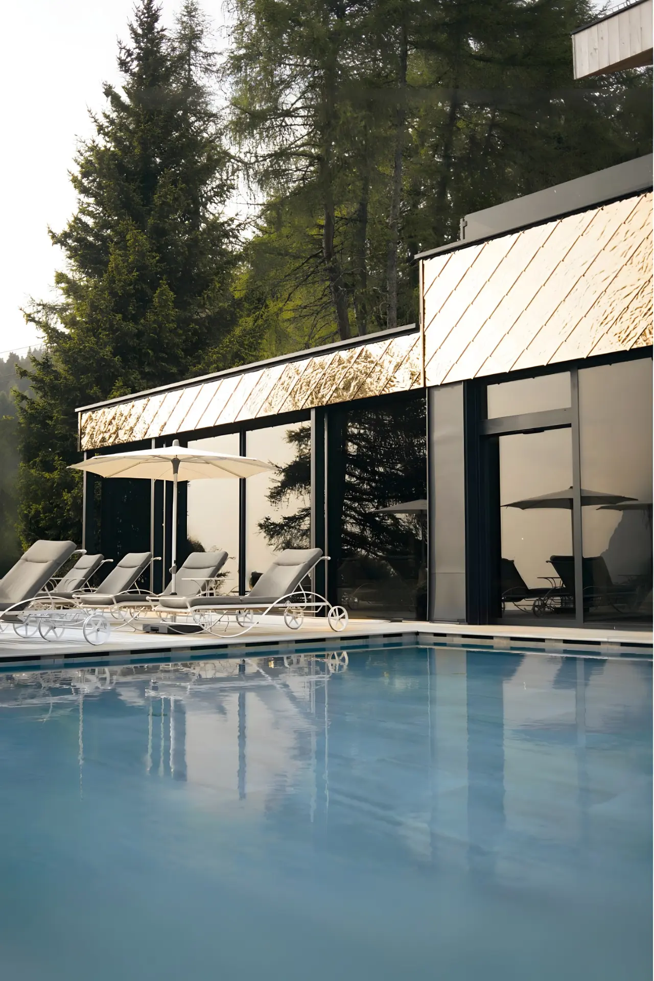 Hotel Rosa ECO Alpine Spa Resort in Kastelruth – Außenpool mit moderner Hotelarchitektur | Wellnesshotel Südtirol