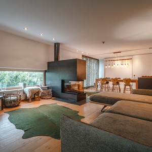 VALAVIER Aktivresort in Brand – Gemütlicher Wohnbereich mit Kamin und Essbereich | Wellnesshotel Vorarlberg