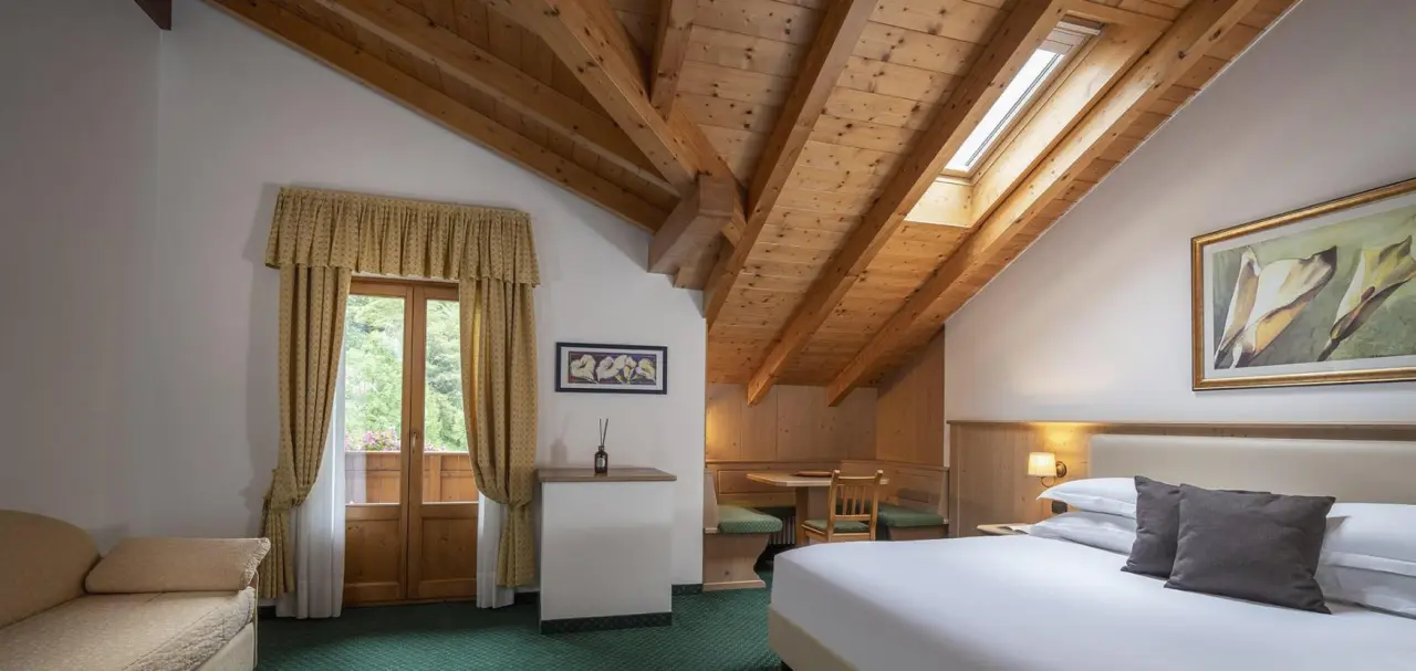 Hotel La Maison Wellness & Spa in Alleghe – Komfortables Doppelzimmer mit Holzbalken | Wellnesshotel Dolomiten
