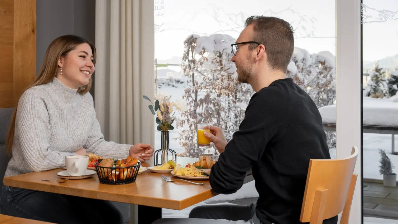 Hotel Das Weitblick Allgäu in Marktoberdorf – Paar beim Frühstück mit Winterblick | Wellnesshotel Allgäu