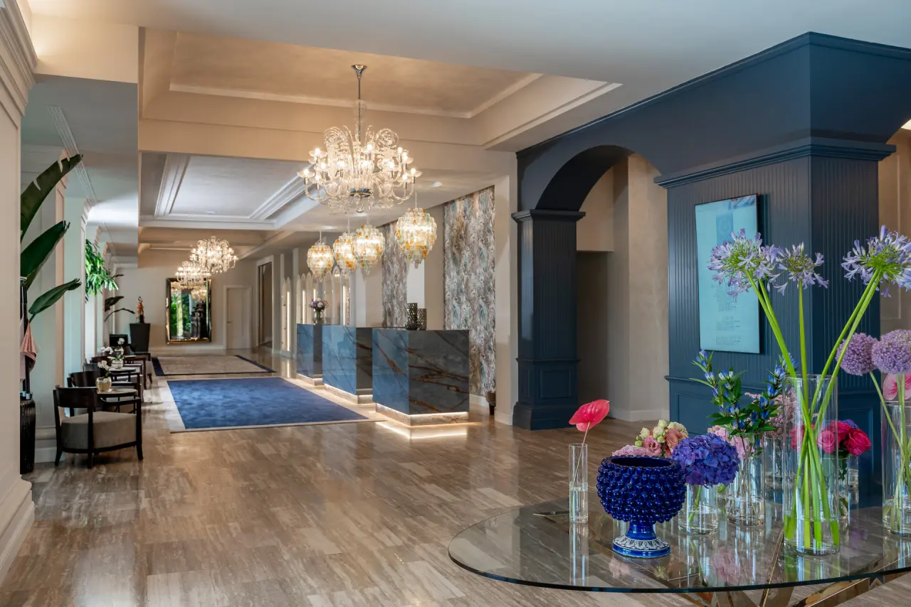 Grand Hotel Gallia in Milano Marittima – Elegante Lobby mit Rezeption und Blumen | Wellnesshotel Emilia-Romagna