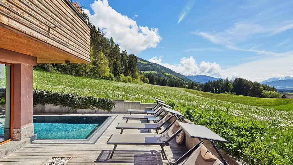 Naturhotel Die Waldruhe in Ehrenburg – Beheizter Außenpool mit Liegewiese und Alpenpanorama | Wellnesshotel Kiens