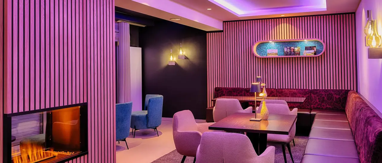 Seehotel am Stausee in Gerolstein – Gemütlicher Loungebereich mit stimmungsvoller Beleuchtung | Wellnesshotel Eifel