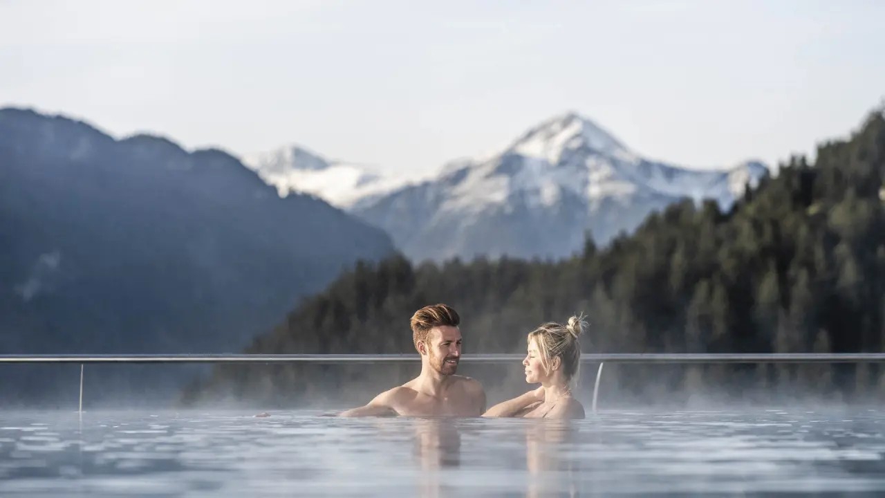 Wellness Hotel Cervosa***** in Serfaus – Paar im Infinity-Außenpool mit Alpenpanorama | Wellnesshotel Tirol