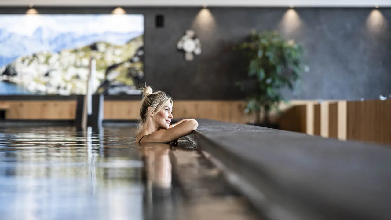 Wellness Hotel Cervosa***** in Serfaus – Frau entspannt im stilvollen Innenpool | Wellnesshotel Tirol
