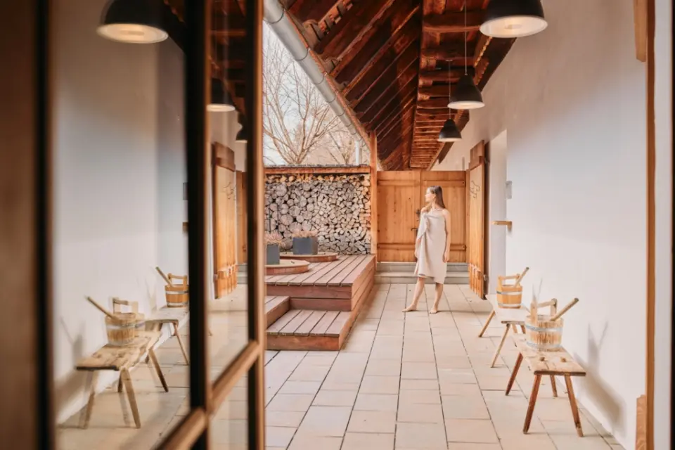 G’Schlössl Murtal in Großlobming – Rustikaler Spa-Flur mit Holzelementen und Entspannungsbereich | Wellnesshotel Steiermark