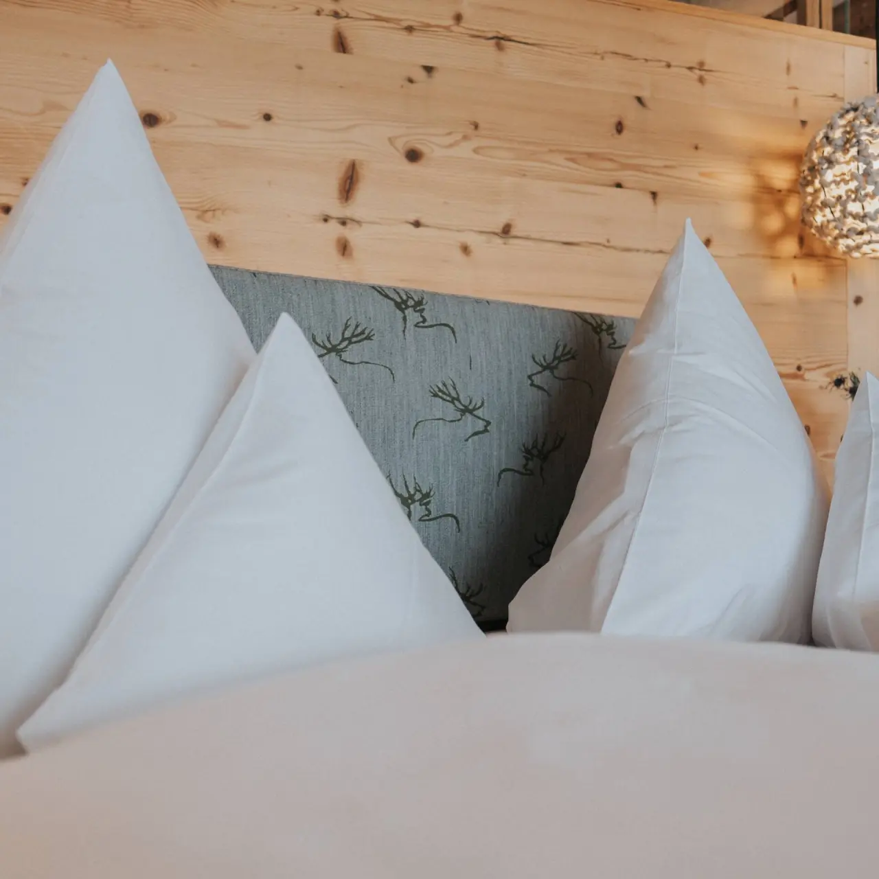 Land- & Wellnesshotel Panorama in Rückholz – Komfortable Kissen auf einem Bett im Hotelzimmer | Wellnesshotel Allgäu