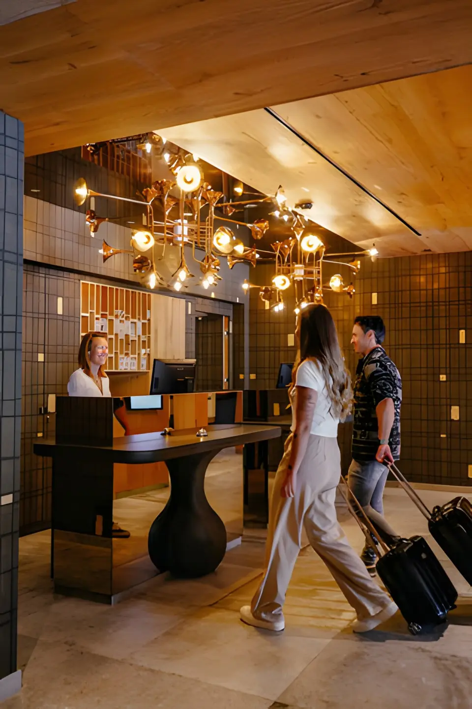 Hotel Alte Post in Fieberbrunn – Gäste checken an der modernen Rezeption im Hotel ein | Wellnesshotel Tirol