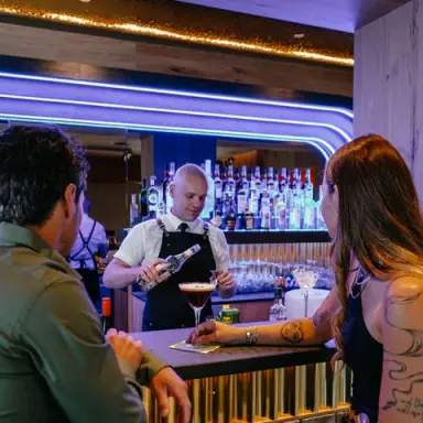 Hotel Alte Post in Fieberbrunn – Barkeeper bereitet Cocktails für Gäste an der Hotelbar zu | Wellnesshotel Tirol