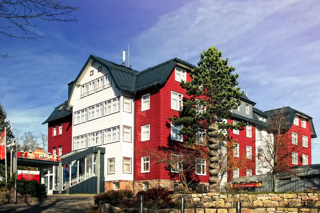 Konsum Berghotel Oberhof in Oberhof – Attraktive Außenansicht des Hotels | Wellnesshotel Thüringer Wald