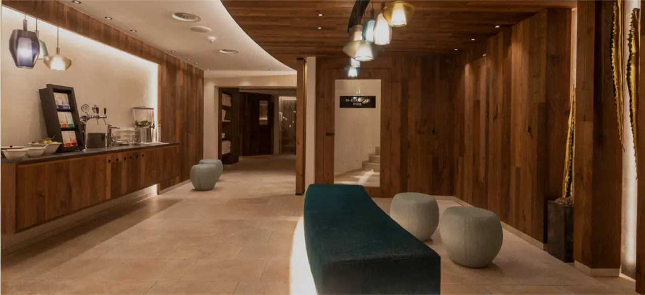Hotel Post Ischgl in Ischgl – Moderne Lobby und Lounge mit Holzvertäfelung und Sitzgelegenheiten | Wellnesshotel Tirol
