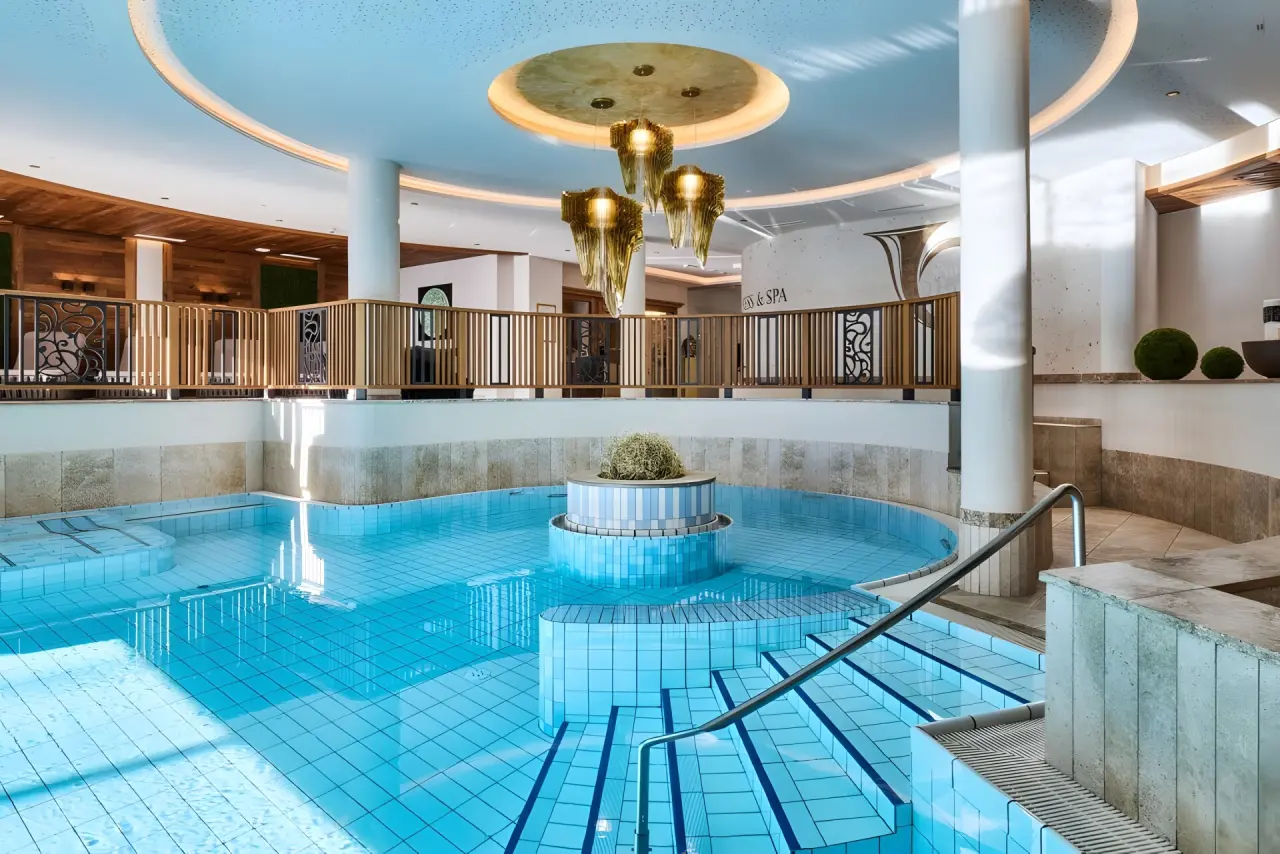 Hotel Post Ischgl in Ischgl – Moderner Innenpoolbereich mit stilvoller Beleuchtung | Wellnesshotel Tirol