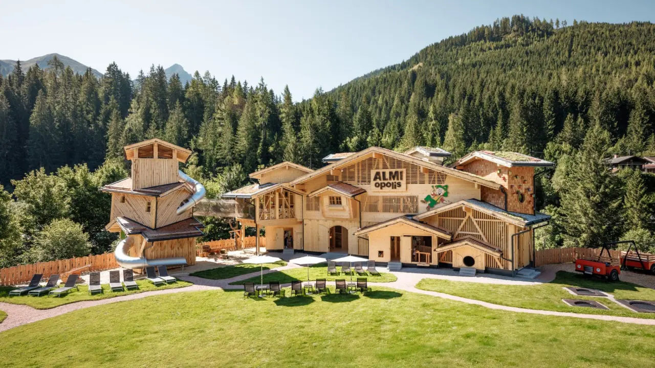 Almhof Family Resort & SPA in Gerlos – Außenansicht von Almi's Bergwelt mit Rutschen und Spielplatz | Wellnesshotel Zillertal