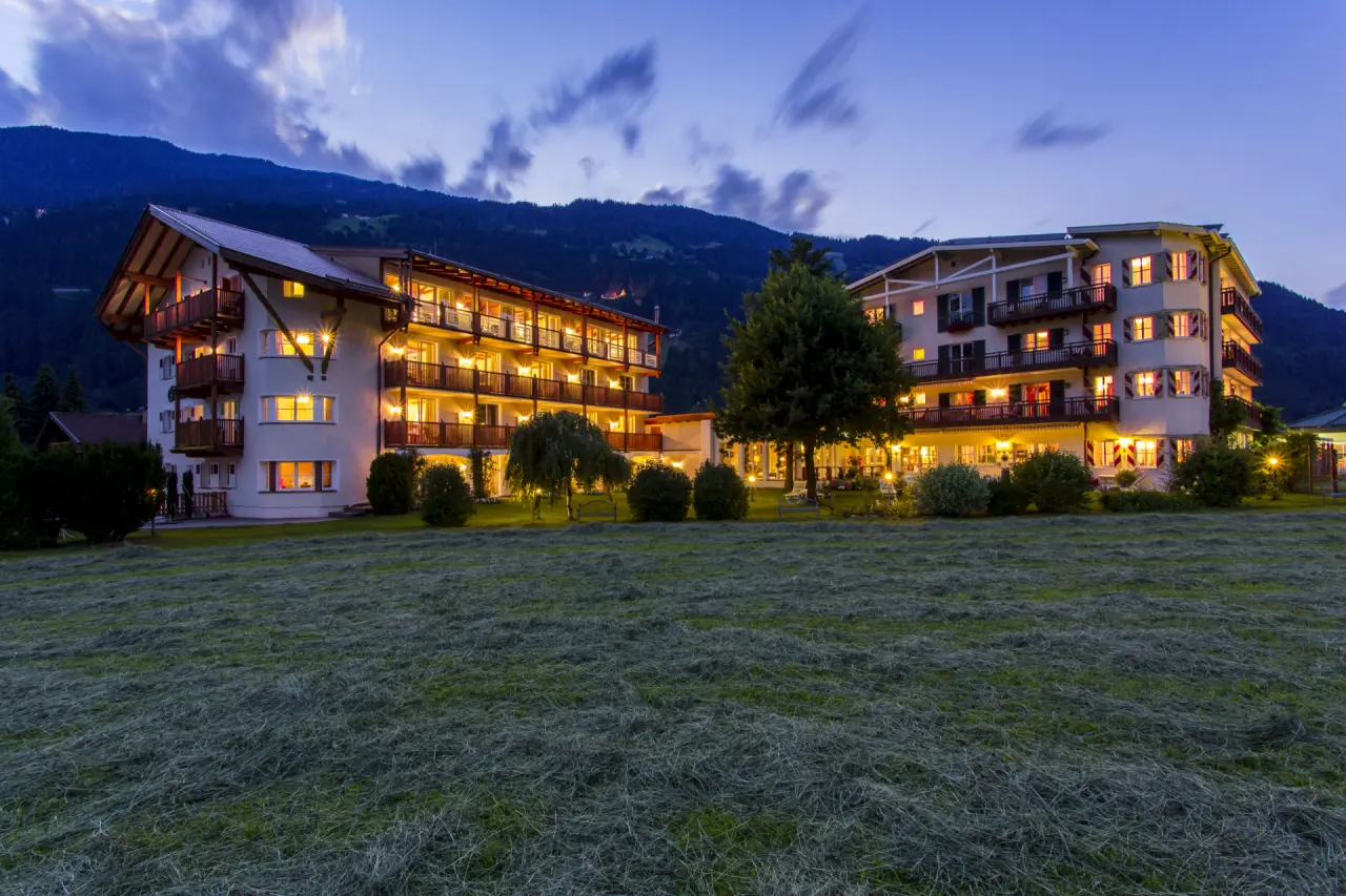 Genießer-Hotel Theresa in Zell am Ziller – Hotelgebäude bei Abenddämmerung im Sommer | Wellnesshotel Zillertal