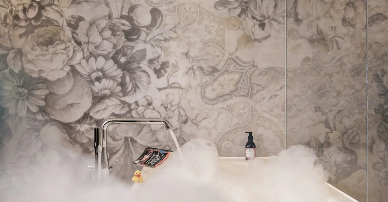 Genießer-Hotel Theresa in Zell am Ziller – Badewanne mit Dampf und floraler Tapete | Wellnesshotel Zillertal