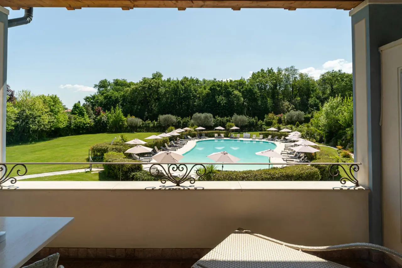 Monastero Resort & SPA in Soiano del Lago – Balkonblick auf den weitläufigen Außenpoolbereich | Wellnesshotel Gardasee