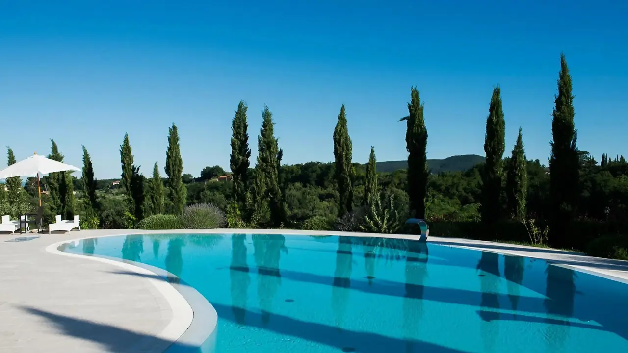 Nuovo Etrurua Resort in Montepulciano – Infinity-Pool mit Zypressen und Landschaft | Wellnesshotel Toskana