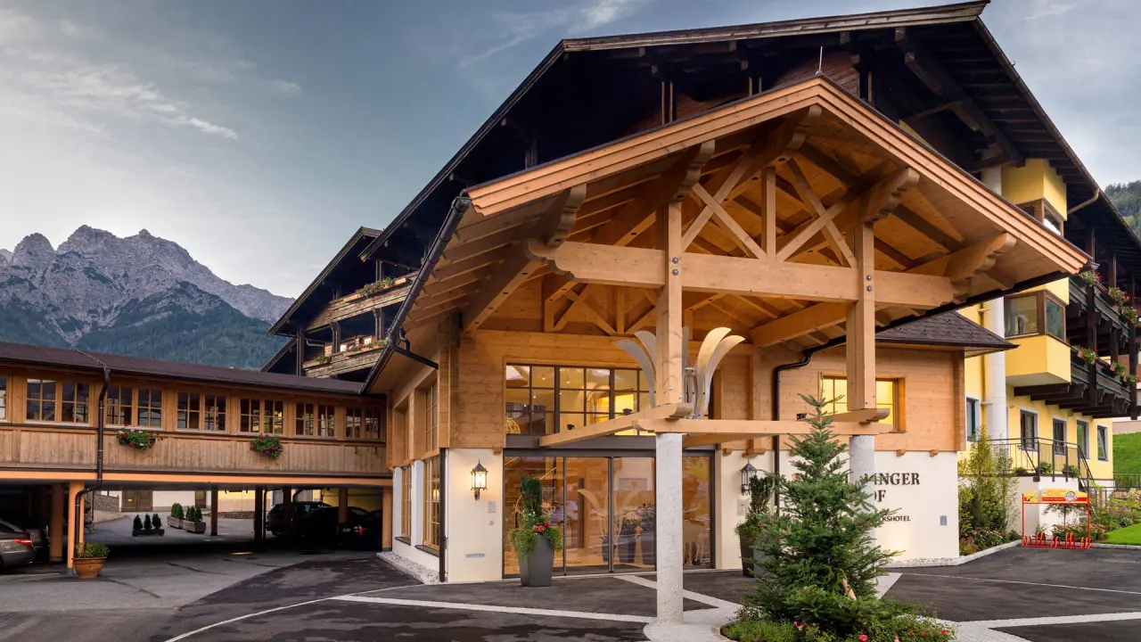 Waidringer Hof in Waidring – Traditionelle Holzfassade des Hotels mit majestätischem Bergpanorama | Wellnesshotel Tirol