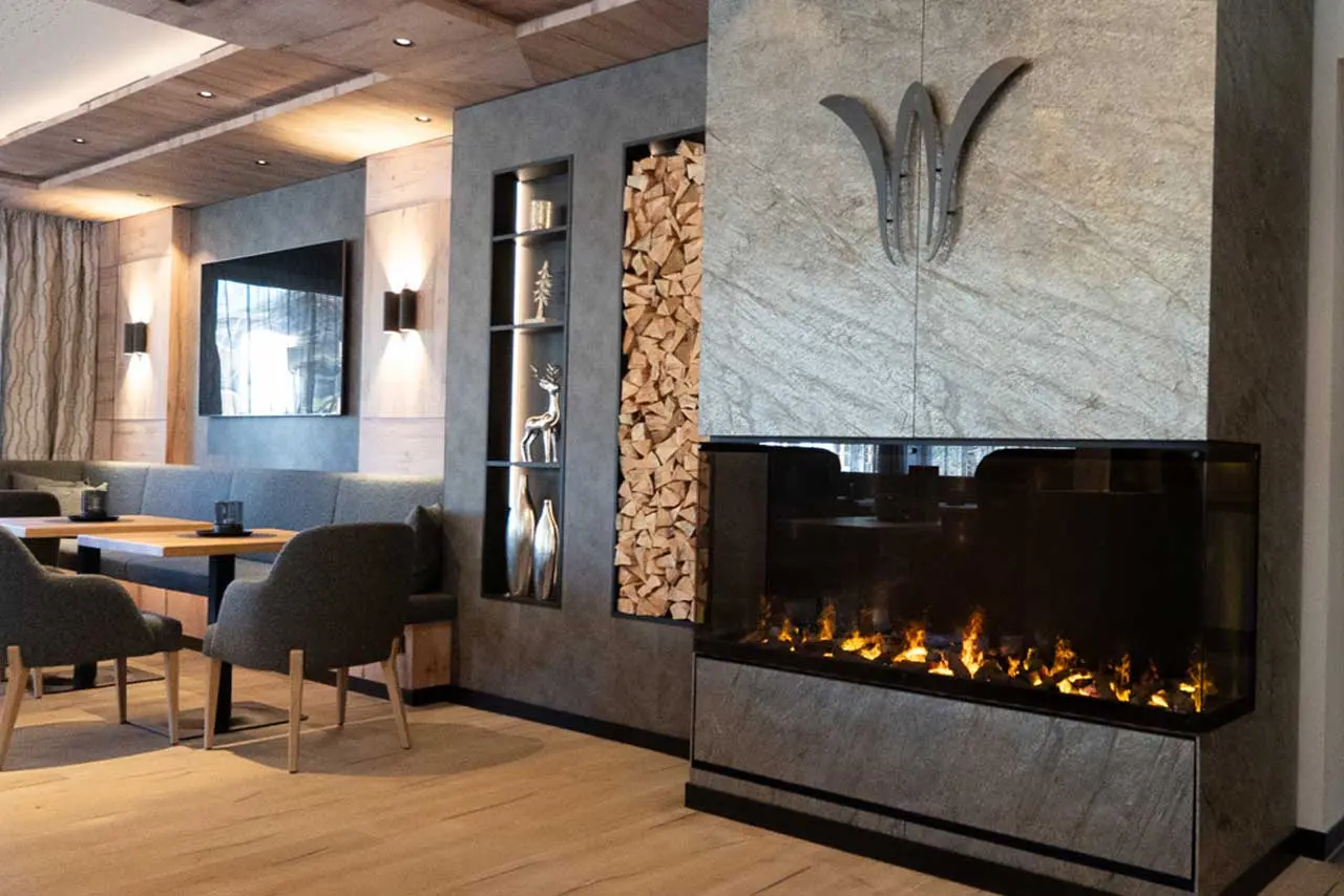 Waidringer Hof in Waidring – Gemütliche Hotellounge mit Kamin und Sitzbereich | Wellnesshotel Tirol