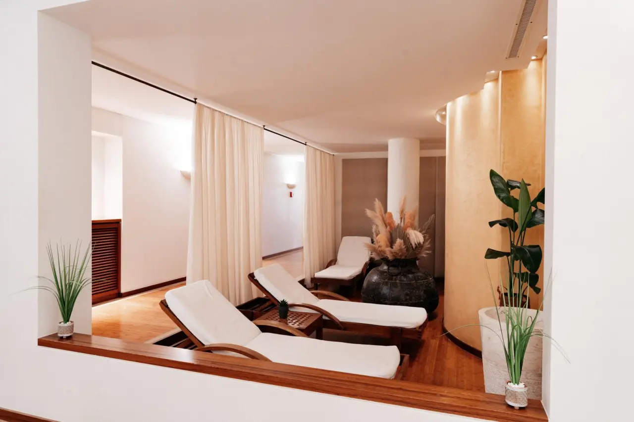 Hotel Lausanne Palace in Lausanne – Heller Ruheraum mit bequemen Liegen im Spa-Bereich | Wellnesshotel Waadt