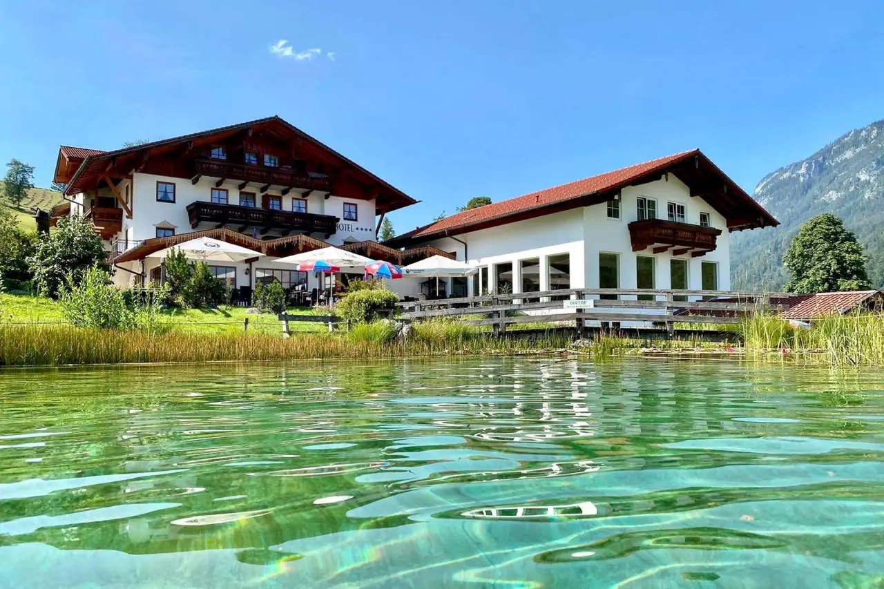 Naturhotel Reissenlehen in Bischofswiesen – Hotelgebäude mit Natur-Badeteich und Alpenblick | Wellnesshotel Berchtesgaden