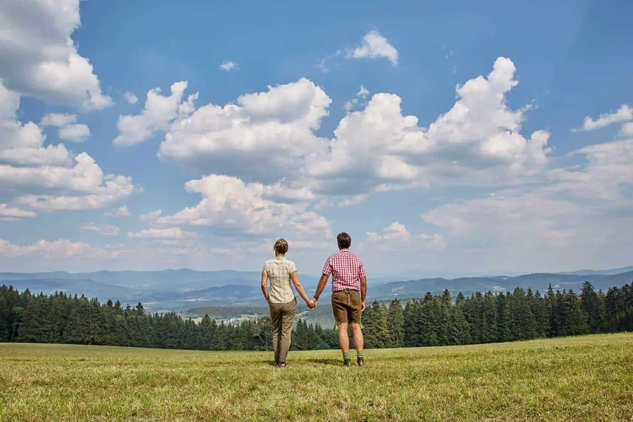 Wellness Hotel Zum Bräu in Kollnburg – Paar genießt Panoramaaussicht in der Natur | Wellnesshotel Bayerischer Wald