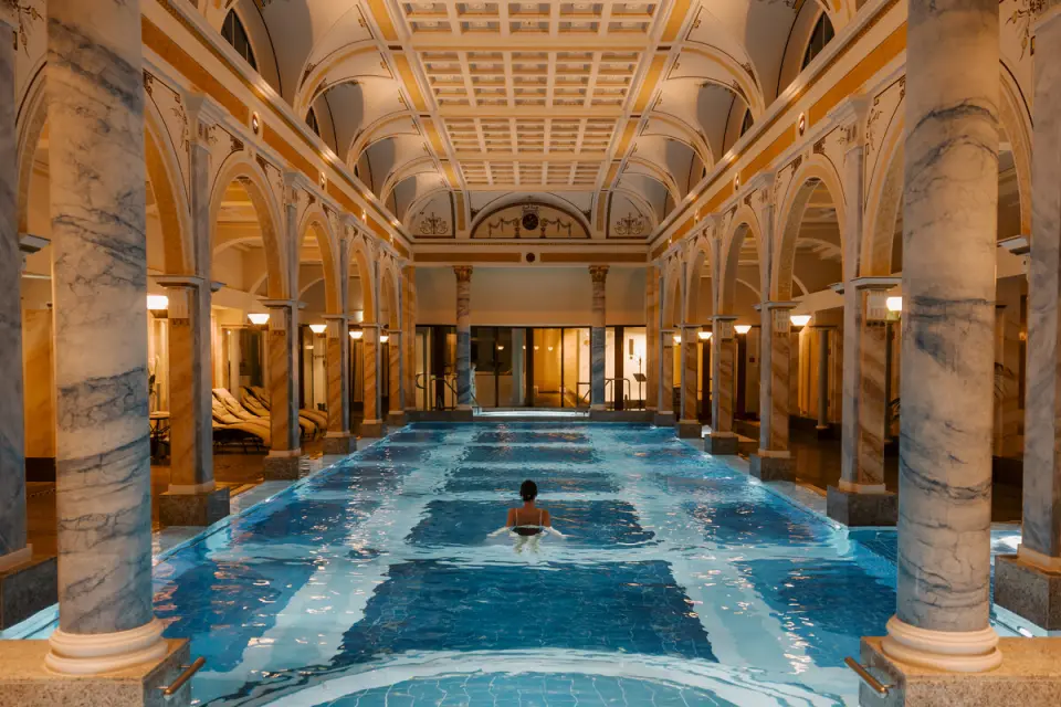 Grand Resort Bad Ragaz in Bad Ragaz – Prachtvoller Innenpool mit klassischer Architektur | Wellnesshotel Ostschweiz