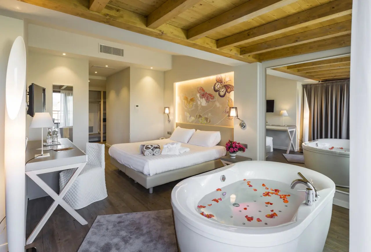 Hotel Resort & Spa Miramonti in Rota d'Imagna – Romantisches Zimmer mit Whirlpool und Rosenblättern | Wellnesshotel Lombardei