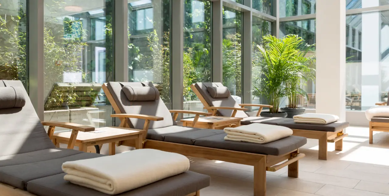 Dorint An der Messe Köln in Köln – Heller Ruheraum mit bequemen Liegen und Pflanzen | Wellnesshotel Köln