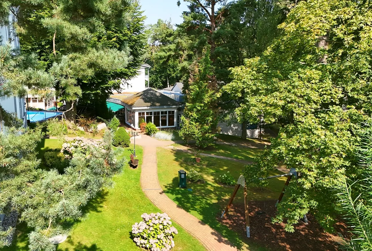 Ostseehotel - Villen im Park in Seebad Bansin – Gepflegte Gartenanlage mit Wegen und Grünflächen | Wellnesshotel Ostsee