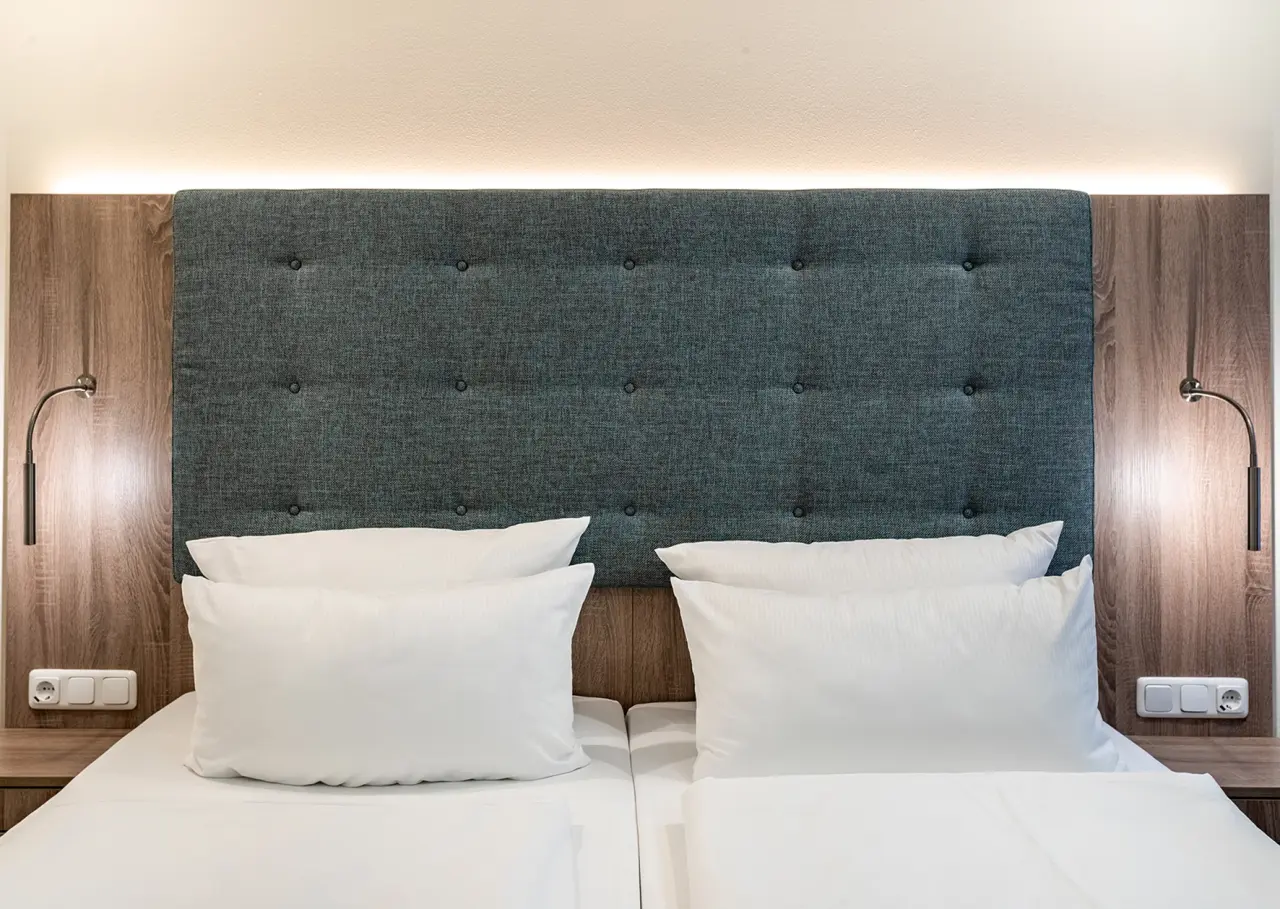 Ostseehotel - Villen im Park in Seebad Bansin – Komfortables Doppelbett mit gepolstertem Kopfteil | Wellnesshotel Ostsee