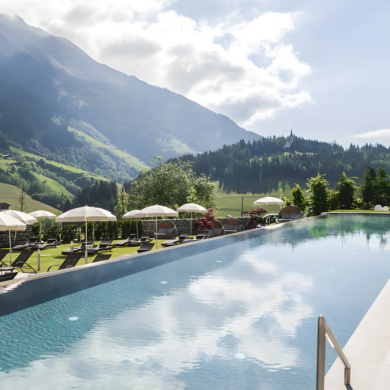 Hotel Sonklarhof in Ridnaun – Infinity-Außenpool mit Liegewiese und Bergblick | Wellnesshotel Südtirol