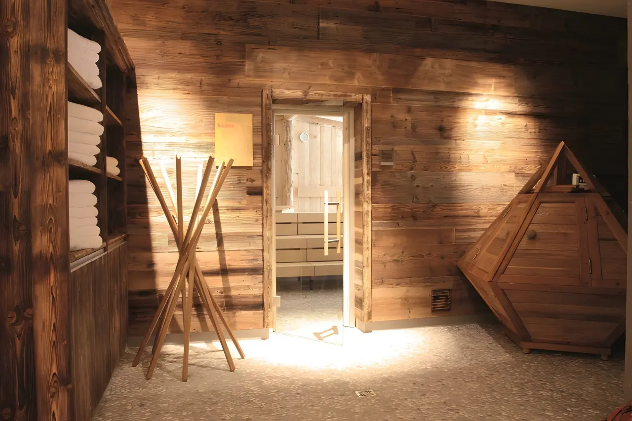 Hotel Zedern Klang in Hopfgarten – Eingang zum Saunabereich mit Holzelementen | Wellnesshotel Tirol
