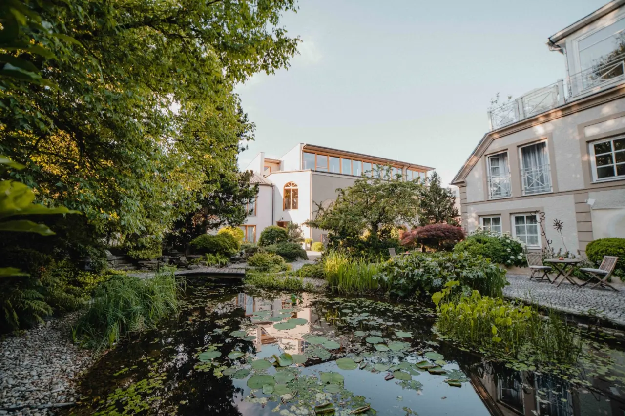 Garten-Hotel Ochensberger in St. Ruprecht an der Raab – Hotelanlage mit idyllischem Teich | Wellnesshotel Steiermark