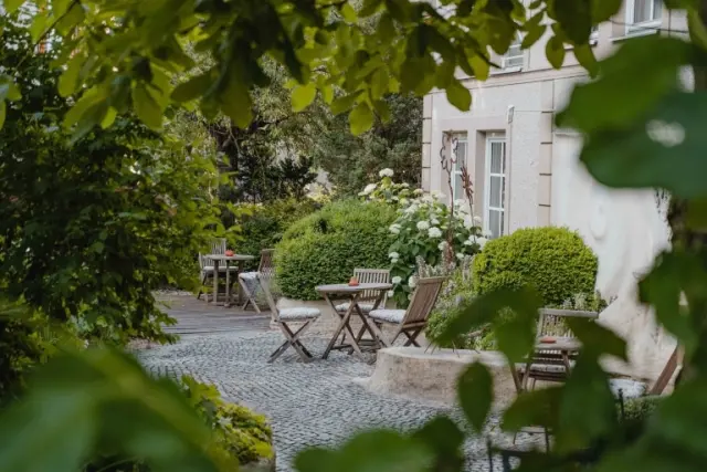Garten-Hotel Ochensberger in St. Ruprecht an der Raab – Gemütliche Sitzgelegenheiten im Hotelgarten | Wellnesshotel Steiermark