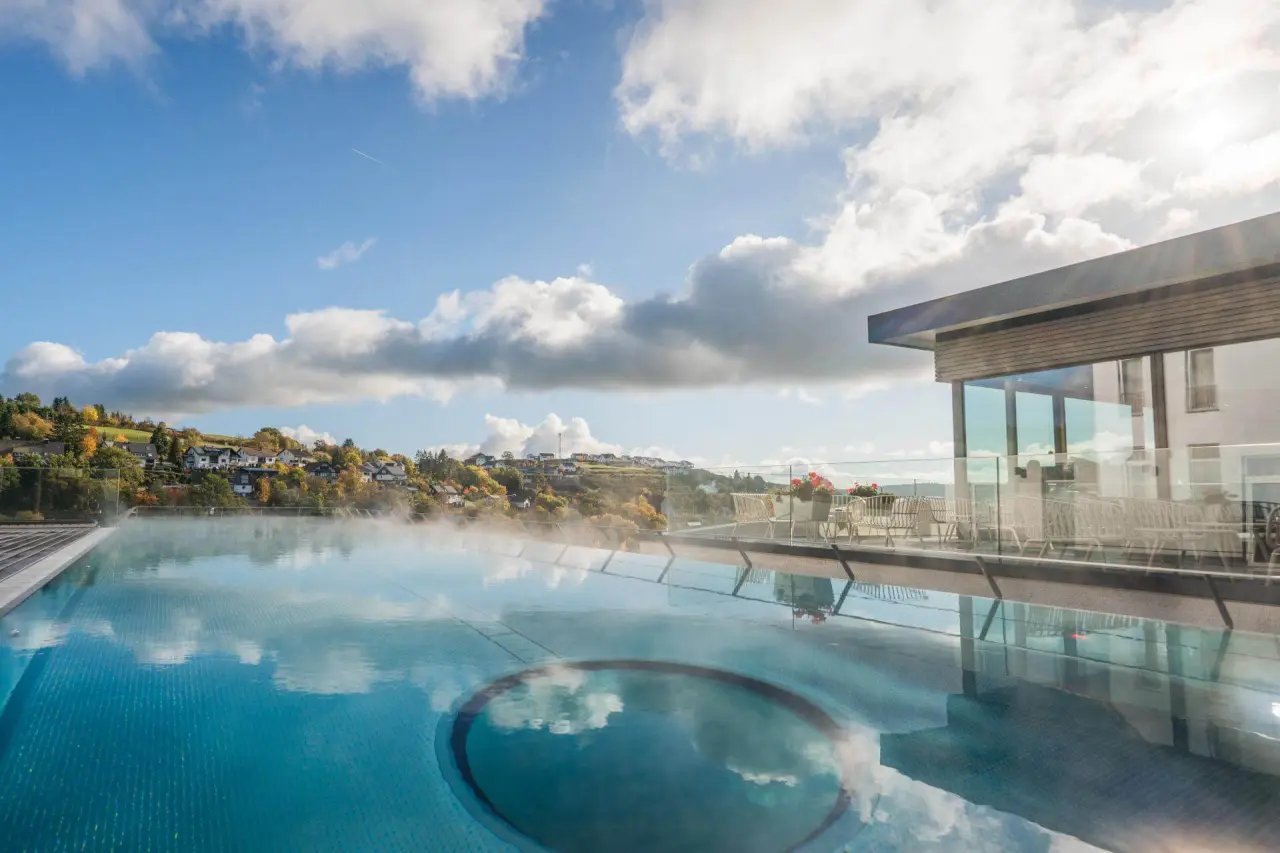 DIEDRICH Wellnesshotel & SPA in Hallenberg – Außenpool mit Dampf und weitem Ausblick | Wellnesshotel Sauerland