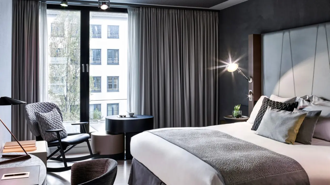 Sofitel Munich Bayerpost in München – Elegantes Hotelzimmer in Grautönen mit Stadtblick | Wellnesshotel Bayern