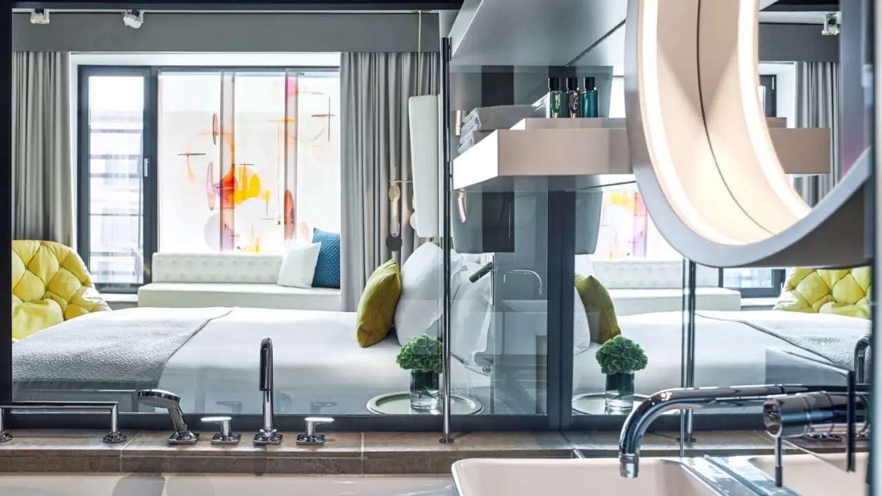 Sofitel Munich Bayerpost in München – Elegantes Badezimmer mit Blick auf das luxuriöse Schlafzimmer | Wellnesshotel Bayern