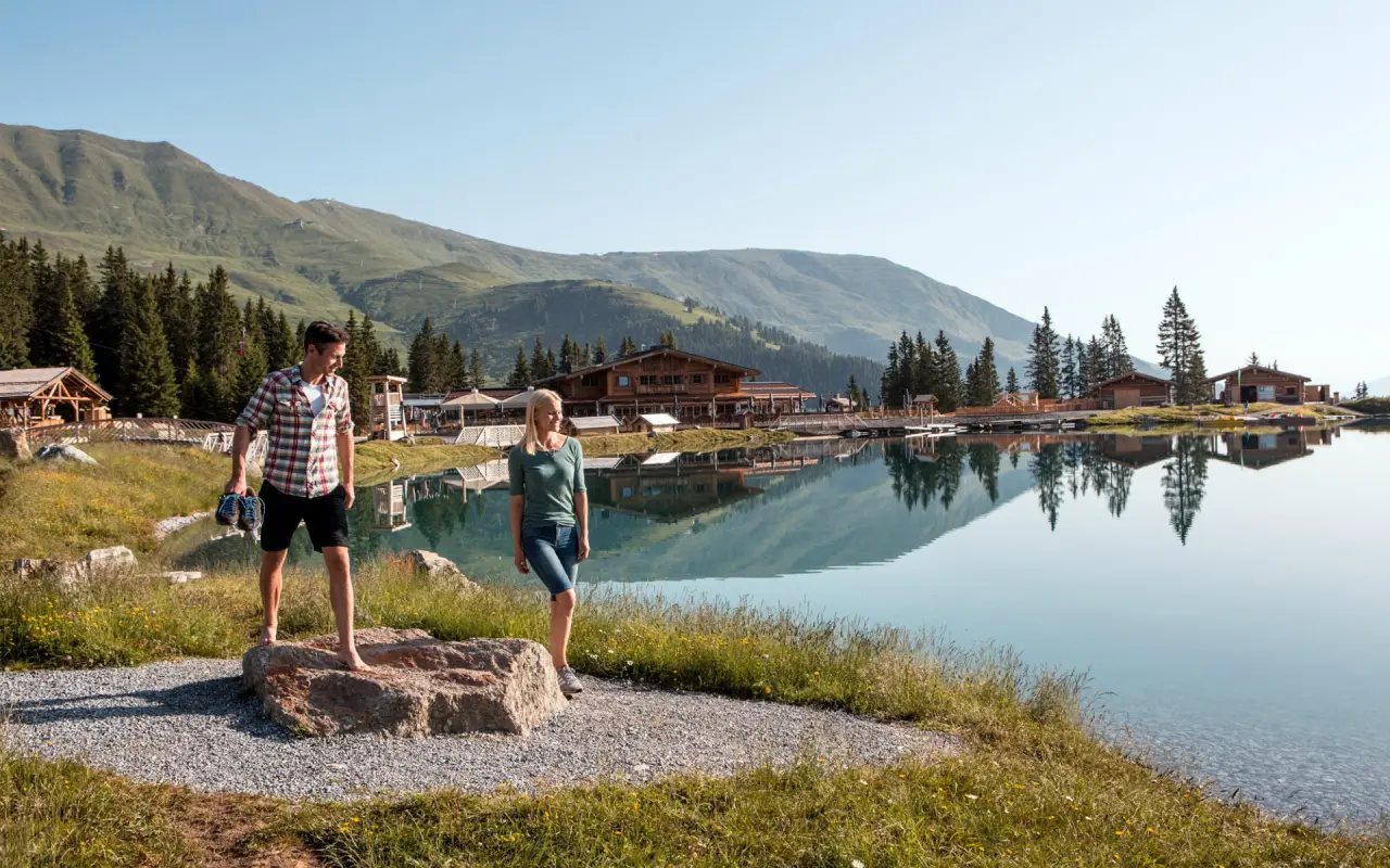 Romantik & Spa Alpen-Herz in Ladis – Paar am Bergsee mit malerischer Landschaft | Wellnesshotel Tirol