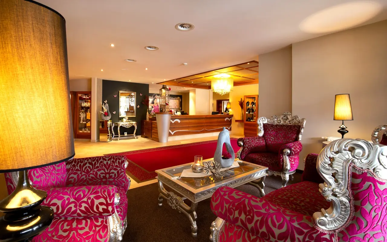 Romantik & Spa Alpen-Herz in Ladis – Elegante Hotellobby mit Sitzgelegenheiten | Wellnesshotel Tirol