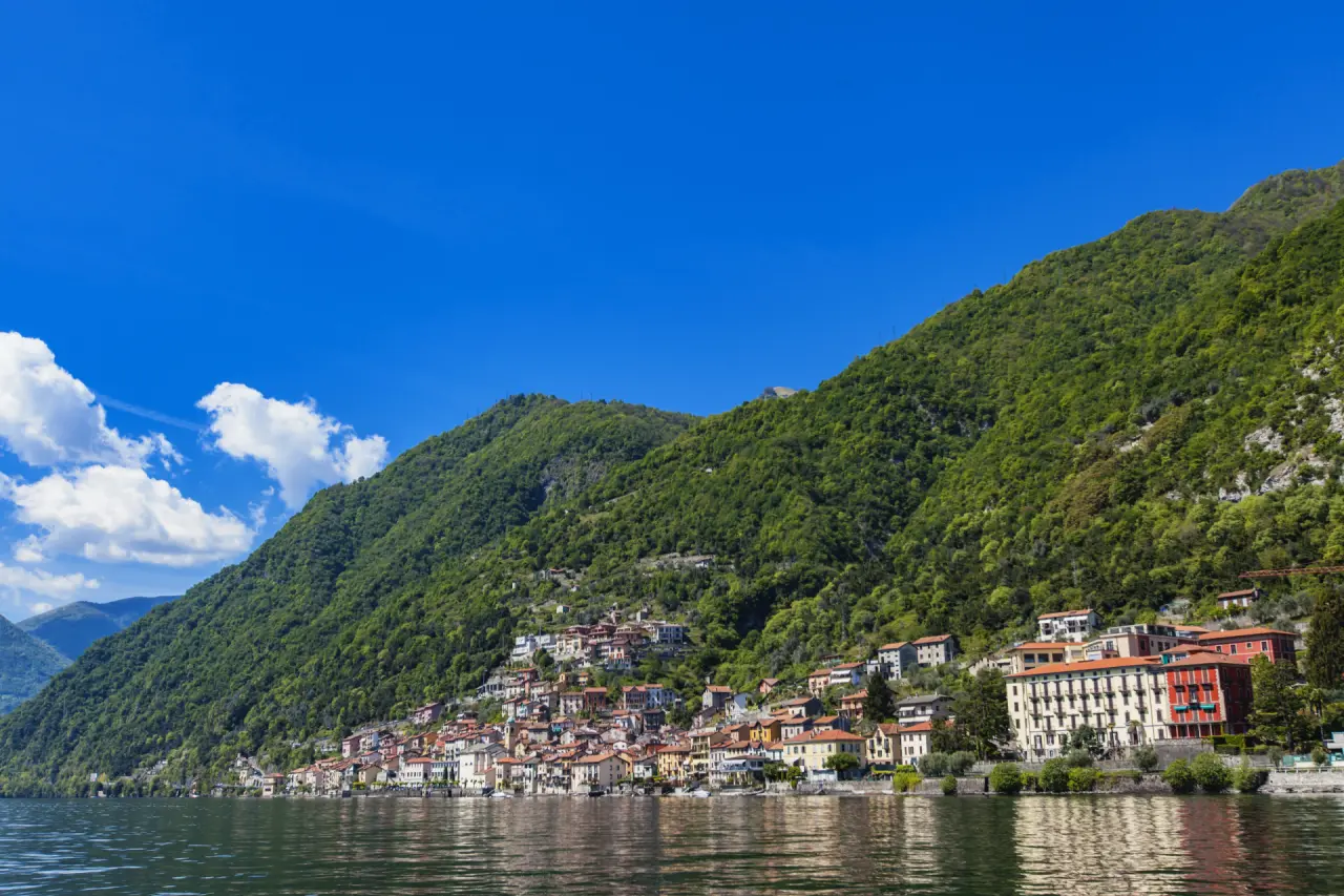 Lariohotels Spa in Como – Malerische Stadtansicht am Comer See mit Bergen | Wellnesshotel Lombardei