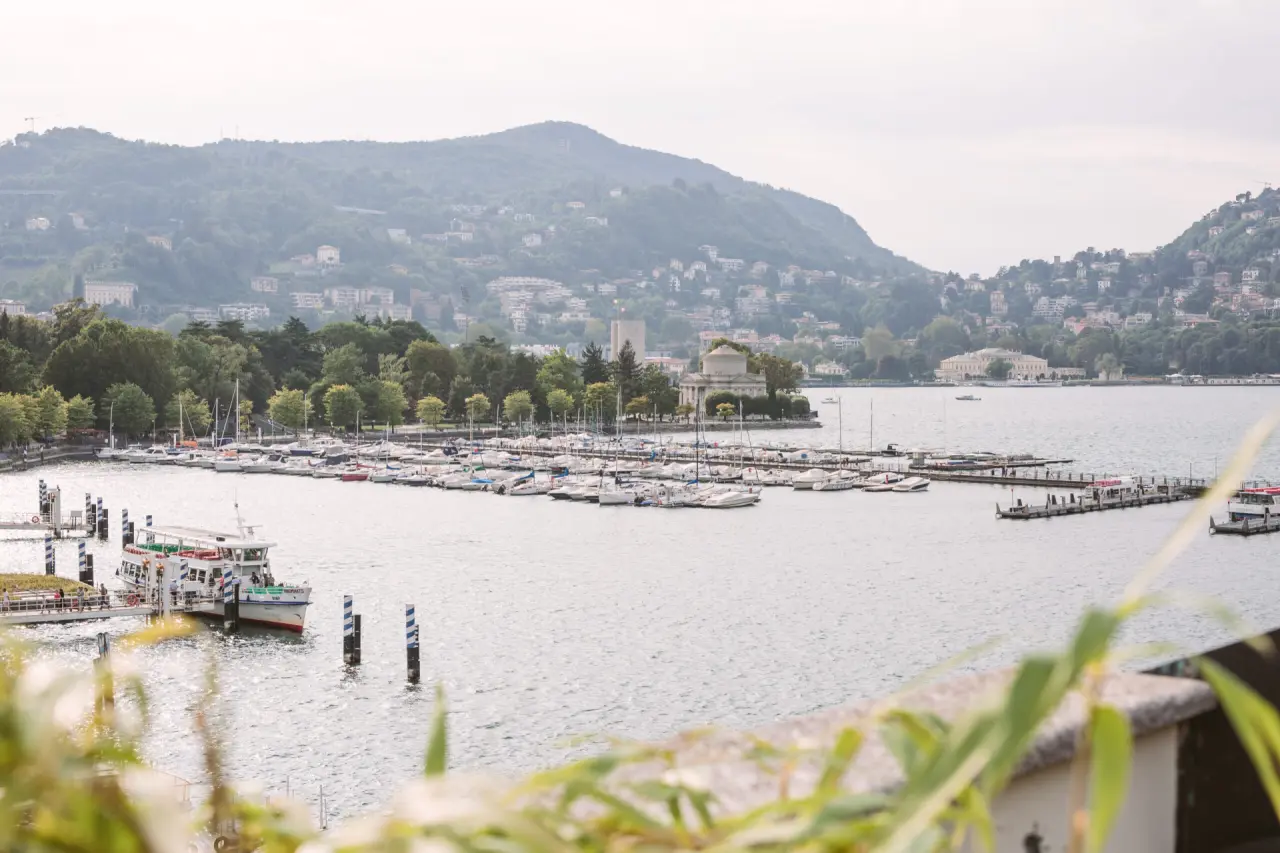 Lariohotels Spa in Como – Panoramablick auf den Comer See mit Yachthafen und Bergen | Wellnesshotel Lombardei