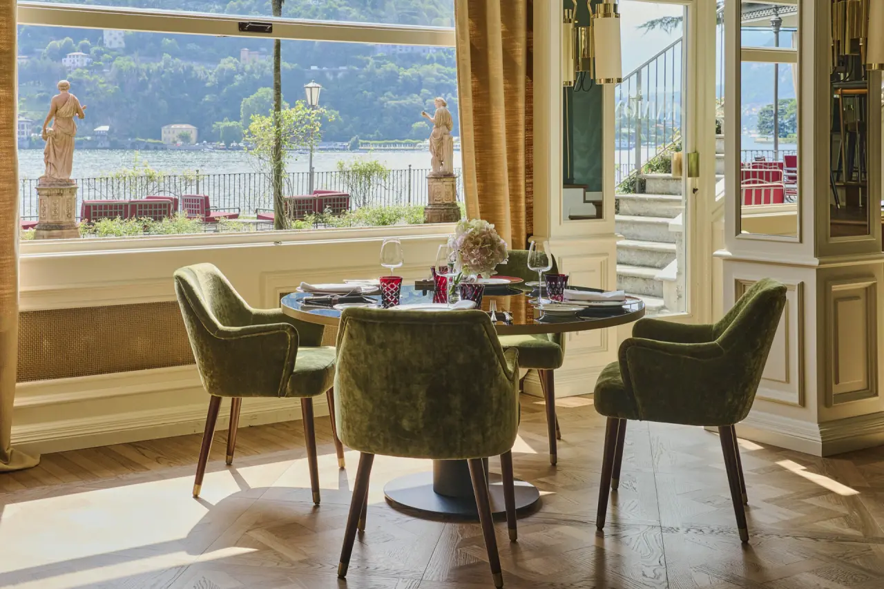 Lariohotels Spa in Como – Elegantes Restaurant mit Seeblick und gedecktem Tisch | Wellnesshotel Lombardei