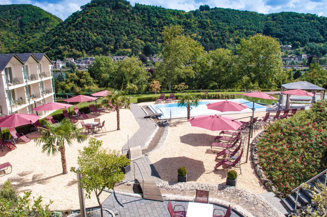 Parkhotel Krähennest in Löf – Gesamtansicht des Hotels mit Außenpool und Mosellandschaft | Wellnesshotel Mosel