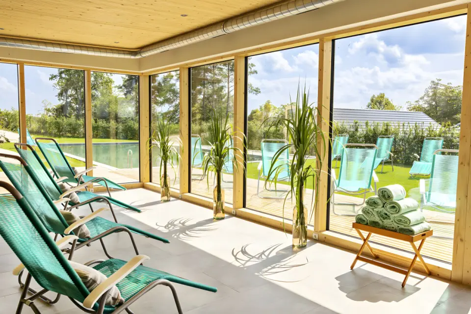 Golfresort Haugschlag in Haugschlag – Heller Ruheraum mit Blick auf den Außenpool | Wellnesshotel Waldviertel
