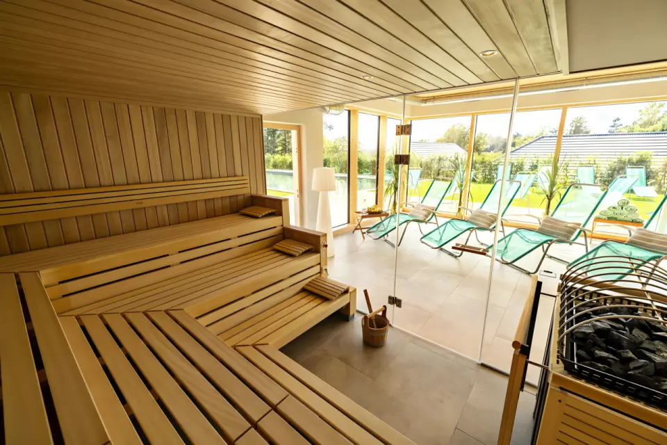 Golfresort Haugschlag in Haugschlag – Moderne Panorama-Sauna mit Blick ins Grüne | Wellnesshotel Waldviertel