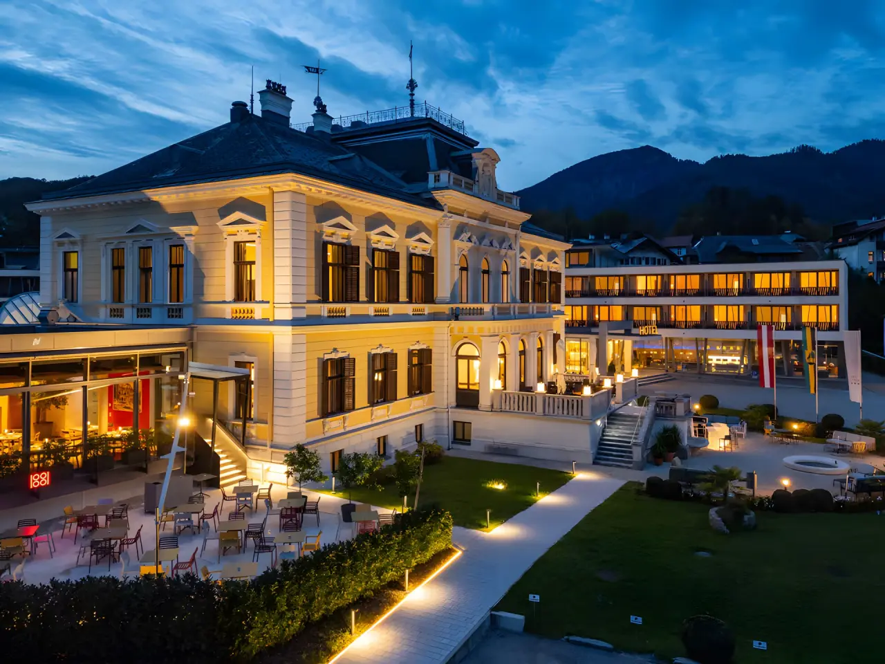 Villa Seilern Vital Resort in Bad Ischl – Beleuchtete Hotelaußenansicht bei Nacht mit Bergen | Wellnesshotel Salzkammergut