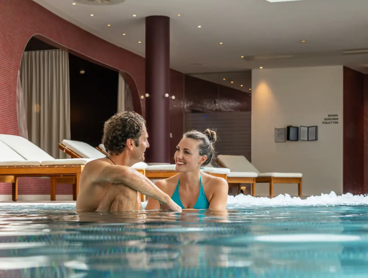 Villa Seilern Vital Resort in Bad Ischl – Glückliches Paar entspannt im Innenpool | Wellnesshotel Salzkammergut