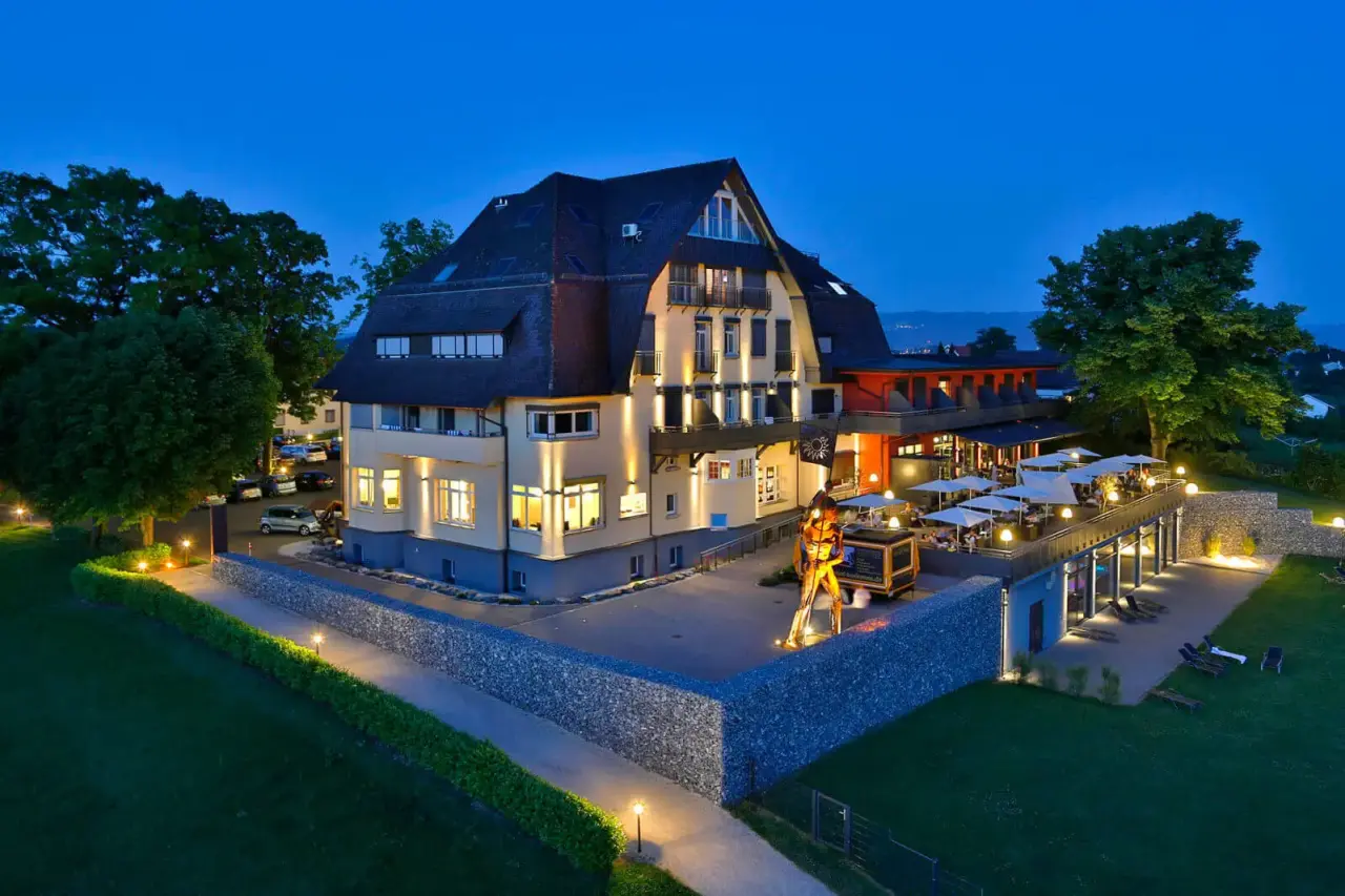 Bodensee-Hotel Sonnenhof in Kressbronn – Beleuchtete Außenansicht des Hotels bei Nacht | Wellnesshotel Bodensee